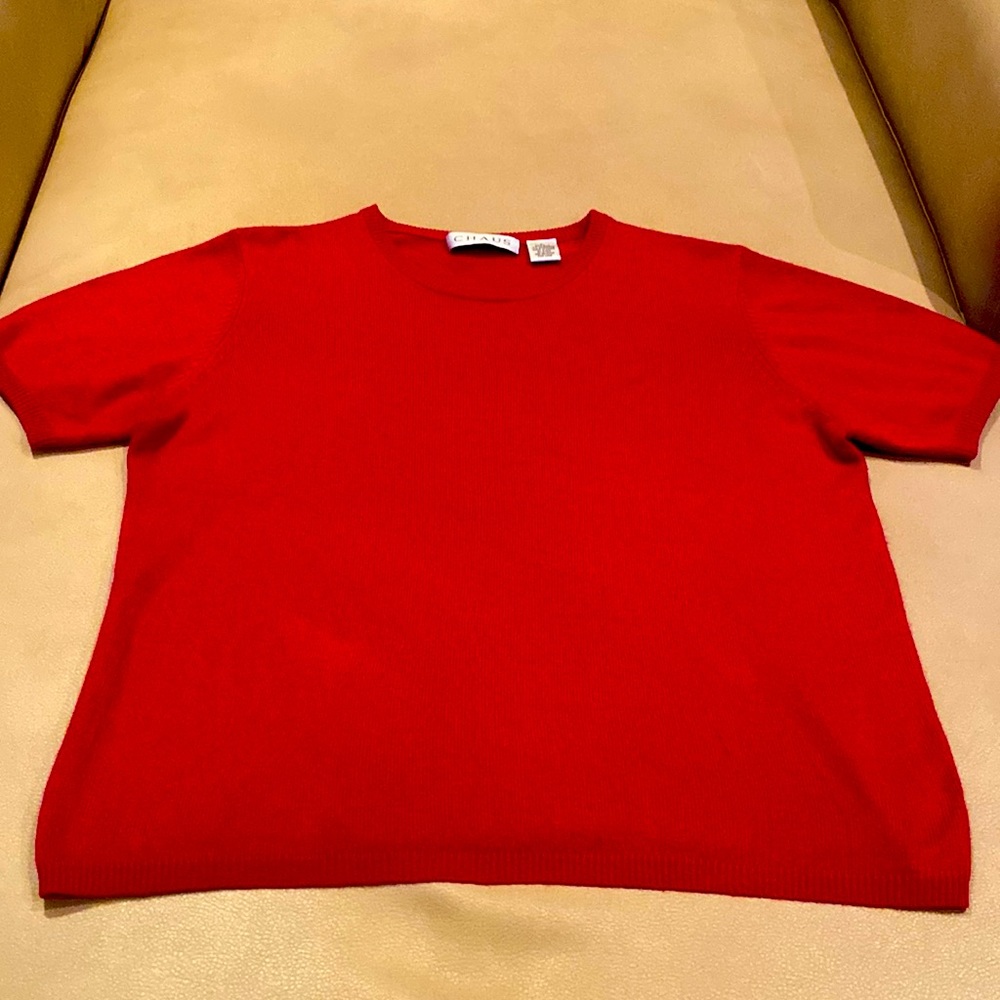 🌺 Beautiful soft red Chaus sweater